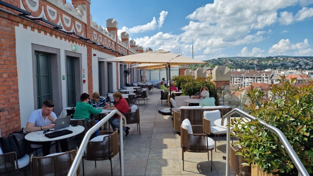 Pénzmúzeum Panoráma Terasz emberekkel