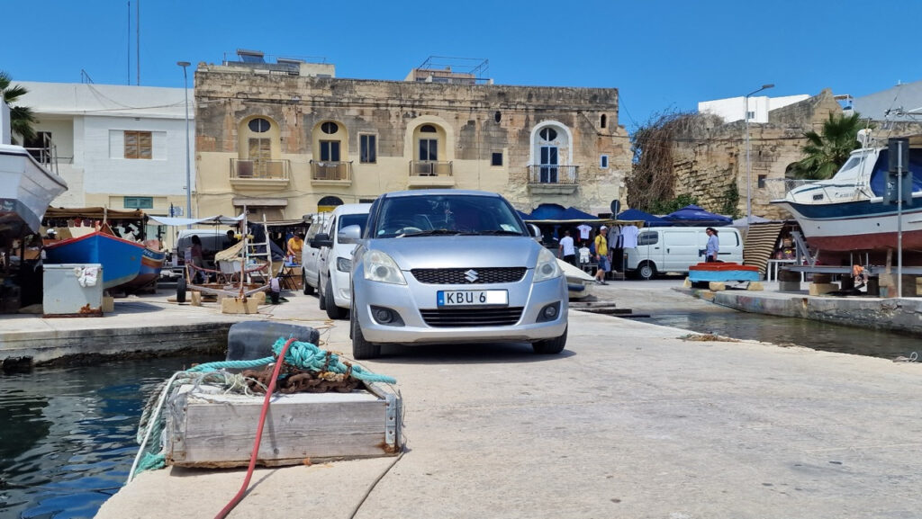 Autó máltai autójelzéssel