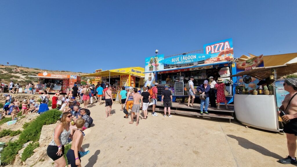 Nyüzsgés Cominon a Kék Lagúnánál