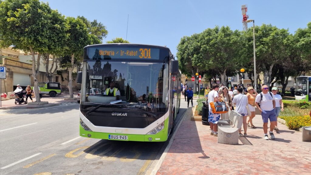 Málta busz rendszámmal