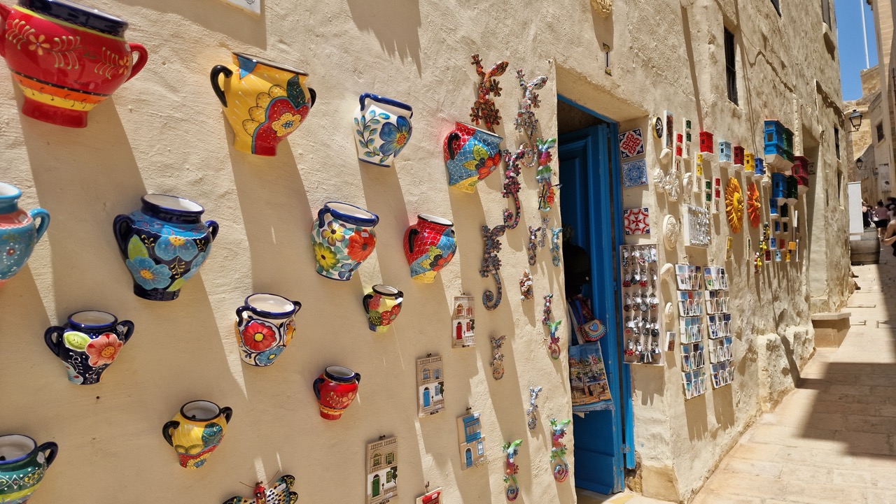 Málta régi utca színes edényekkel