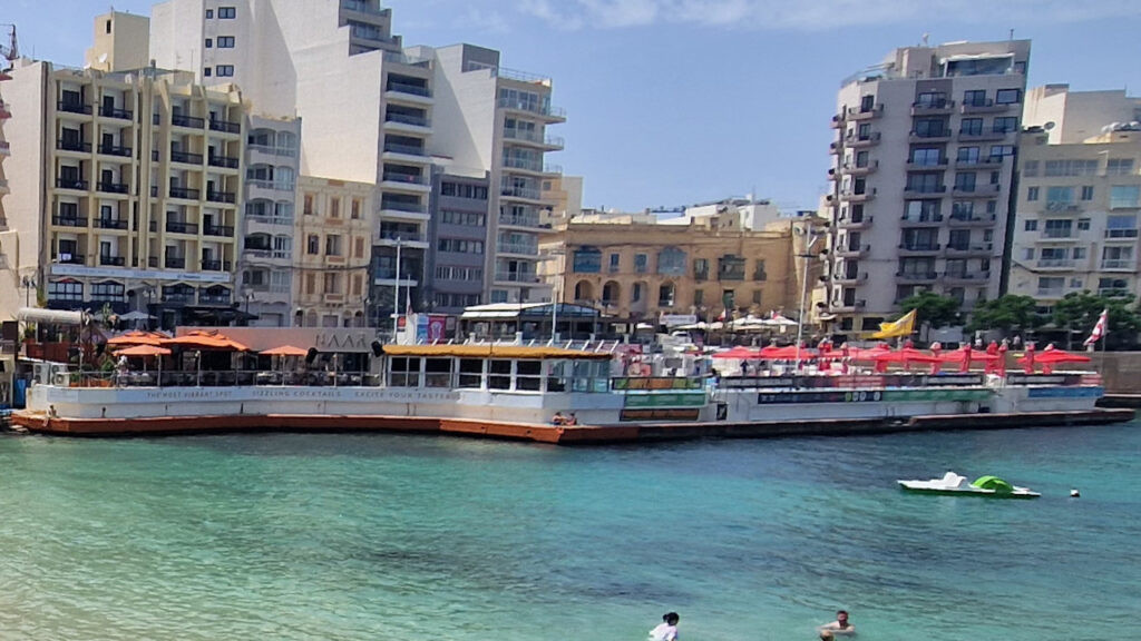 Salt & Pepper St Julian's a tenger felől