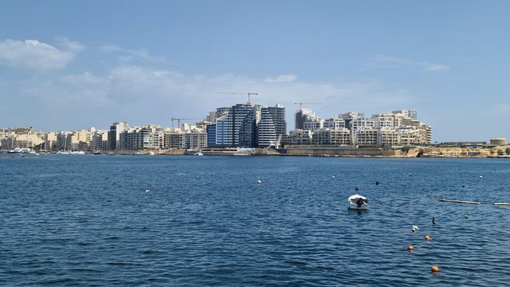 Sliema modern látképe a kompról