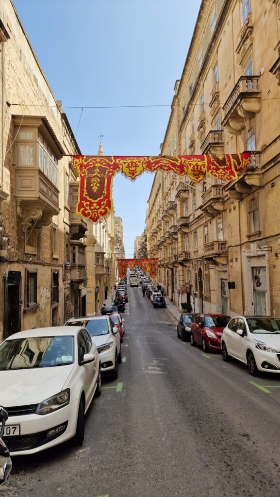 Valletta utcakép autókkal
