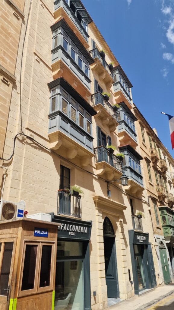 Valletta zárt erkélyek