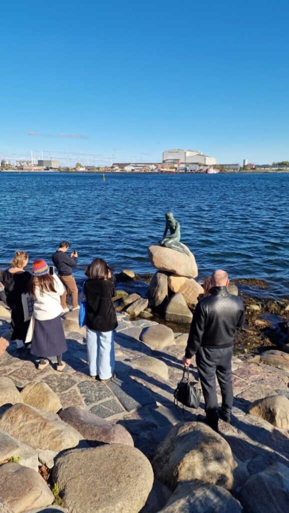 Koppenhága Kis hableány szobor turistákkal