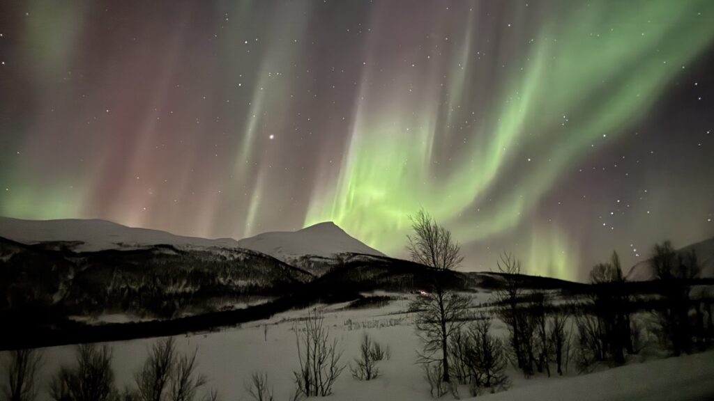Északi fény a norvég hegyek felett