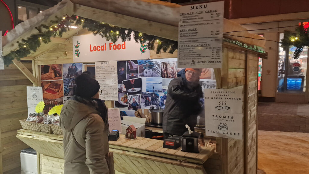 Helyi ételpavilon a Tromsø karácsonyi vásárban