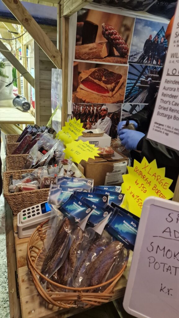Kolbászok a Tromsø karácsonyi vásáron