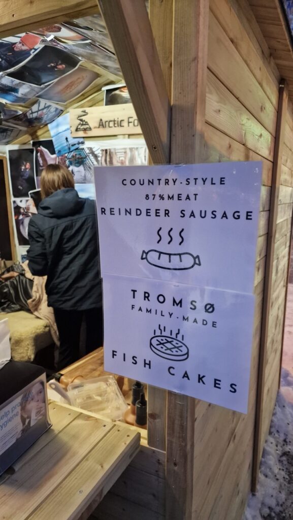 Rénszarvas kolbász menü a Tromsø karácsonyi vásárban
