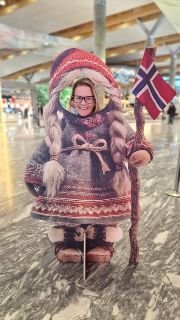 Szilvi mint gnóm az oslói repülőtéren