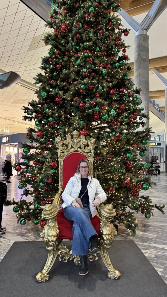 Szilvi mint királynő az oslói repülőtéren