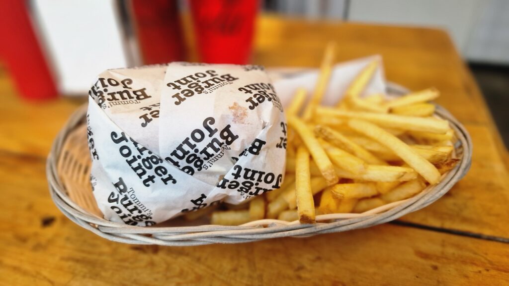 Tommi's Burger Joint Burger offer - hamburger, sült krumpli és kóla