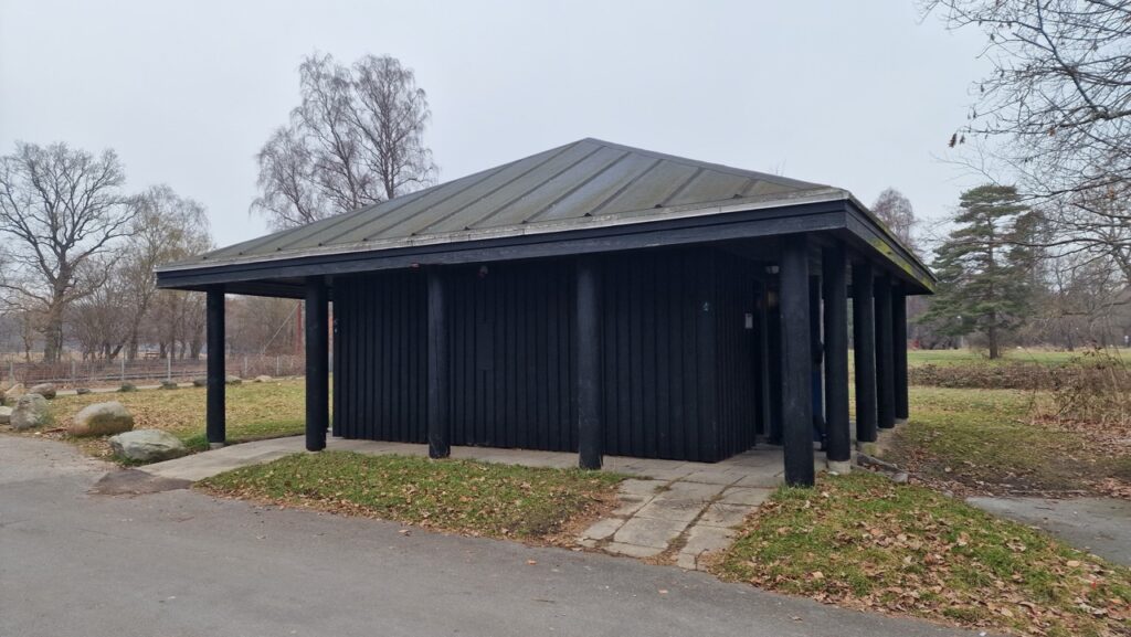 Nyilvános mosdó a Café Tvendehus mellett