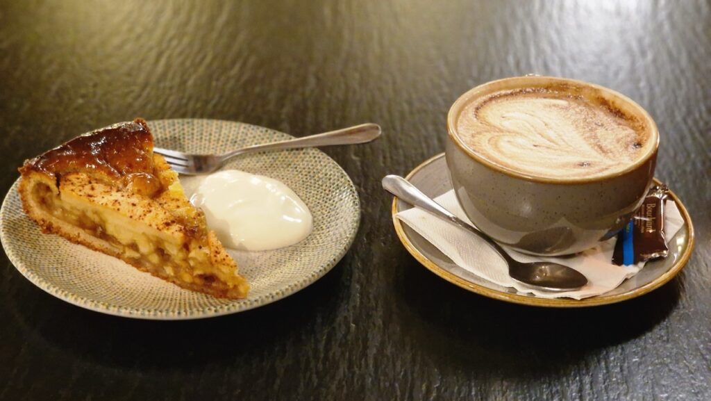 Hillerød Cafe Valentin almás pite és cappuccino