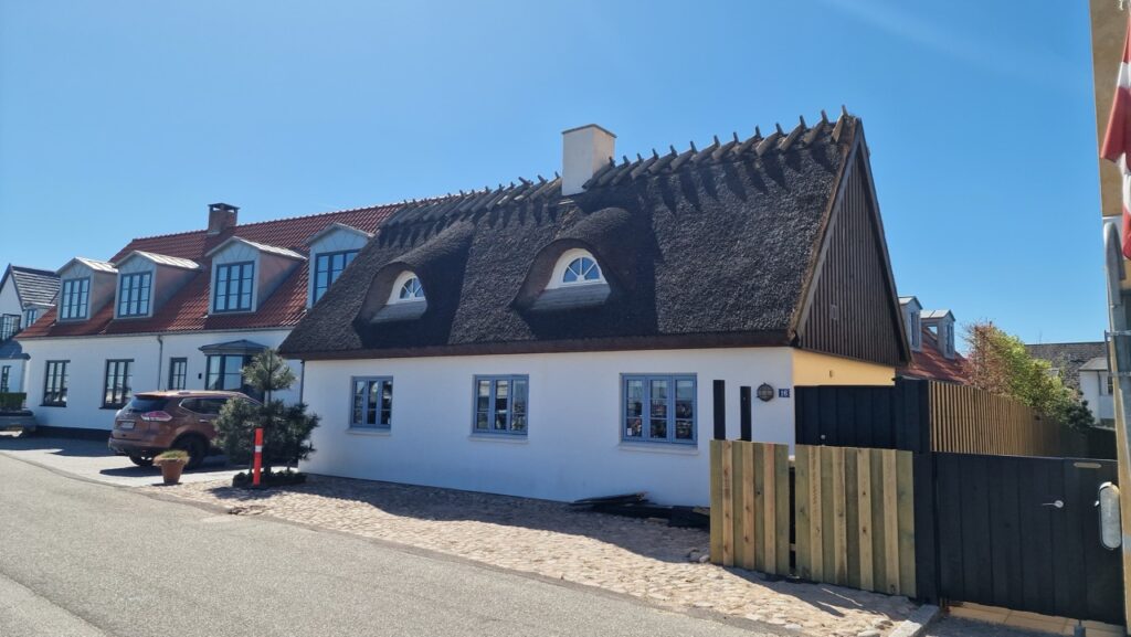 Nádtetős ház Gilleleje-ban