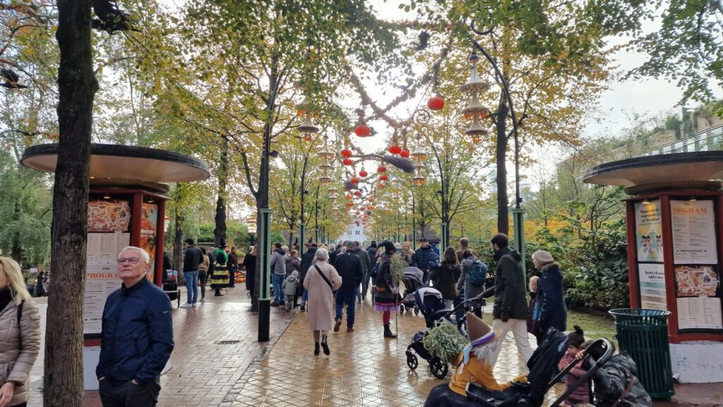 Halloweeni tömeg a Tivoli Gardensben