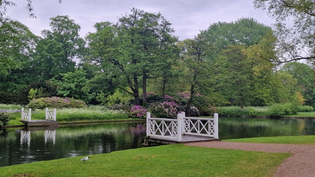 Csodálatos Frederiksberg Have tóval és virágokkal