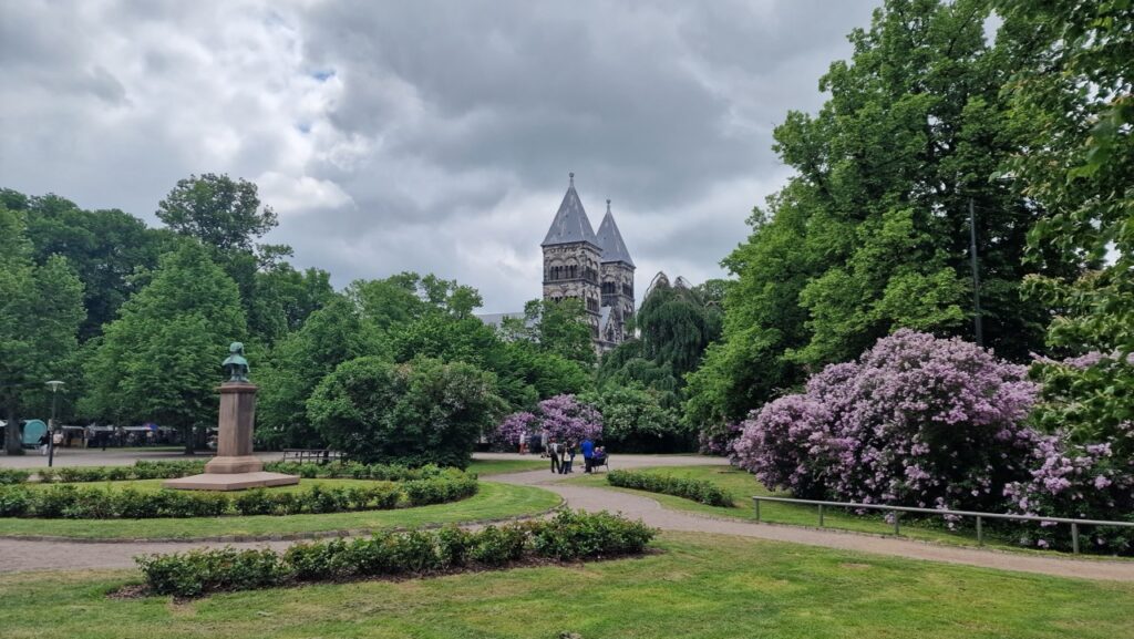 A lundi székesegyház a park túloldaláról nézve