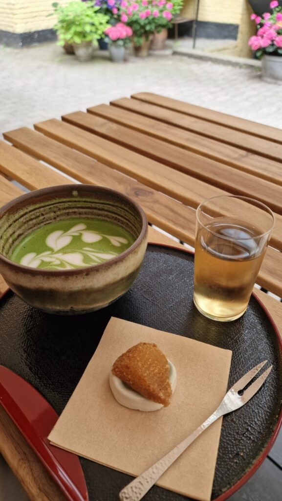 Forró matcha latte a Sing Tehusban