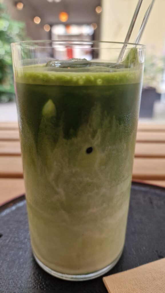 Hideg matcha latte a Sing Tehusban