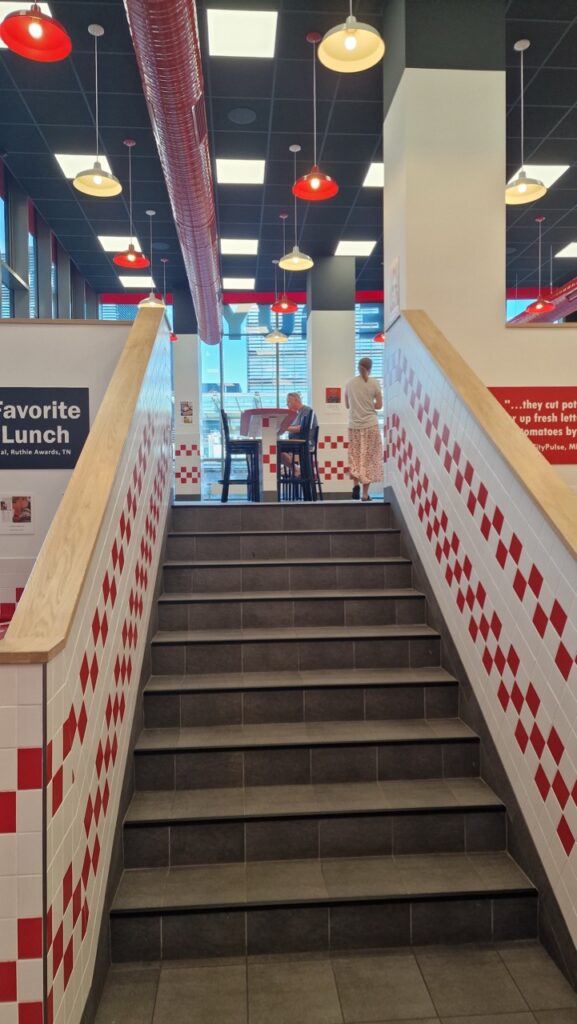 A koppenhágai Five Guys belső tere és lépcsője a Field’sben