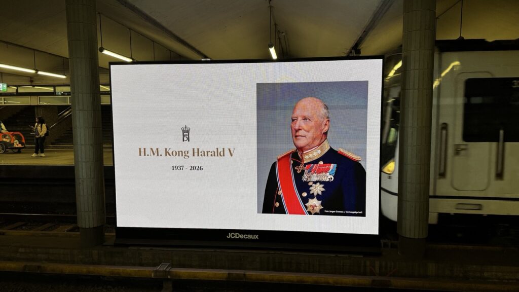 V. Harald király emlékére megjelent hirdetés az oslói metróban