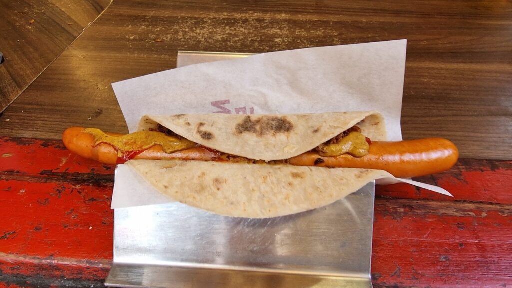 Pølse i lompe a Syverkioskennél